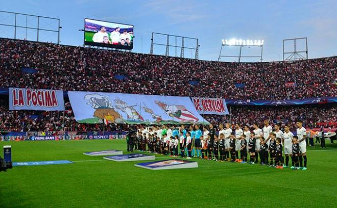 Recibimiento al Sevilla en la previa del partido de Champions League ante el Bayern.