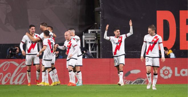 Santi Comesaña celebra su gol con sus compañeros (Foto: Cordon Press)