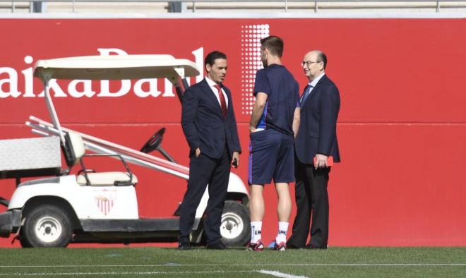 Del Nido Carrasco y Castro con Rakitic, en el entrenamiento del Sevilla (Foto: Kiko Hurtado).