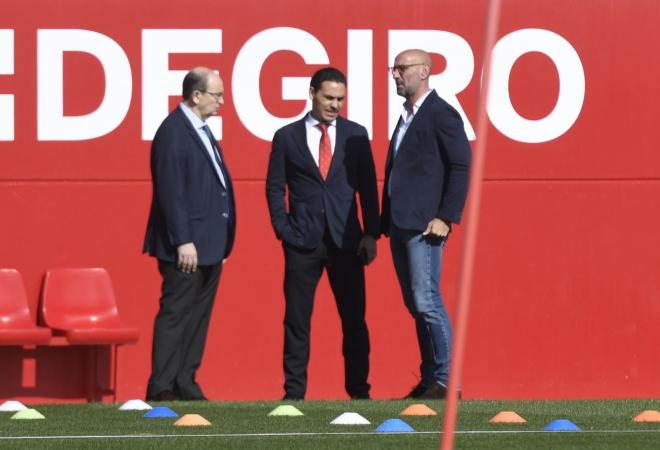 Castro, Del Nido Carrasco y Monchi, en un entrenamiento del Sevilla (Foto: Kiko Hurtado).