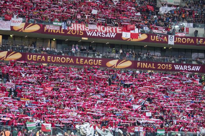 La afición del Sevilla, en la final de Varsovia de 2015 (Foto: Cordon Press).