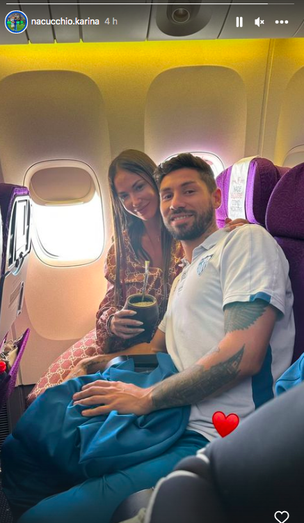 Montiel, junto a su pareja en el vuelo a Budapest del Sevilla (Foto: Instagram).