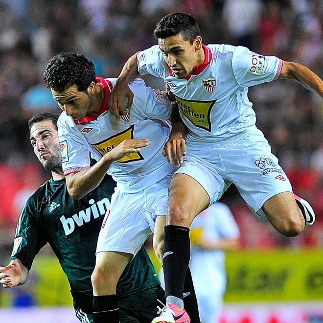 Navas peleando un balón en sus primeras temporadas en primera categoría con el Sevilla FC.