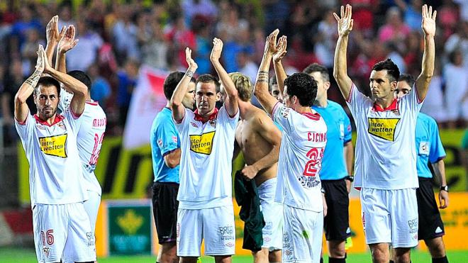 Los jugadores del Sevilla celebran su victoria ante el Real Madrid en 2012.