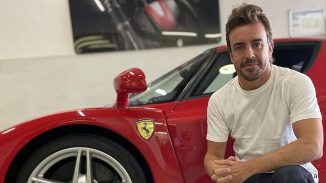 Fernando Alonso, con el Enzo Ferrari. (Redes Sociales)