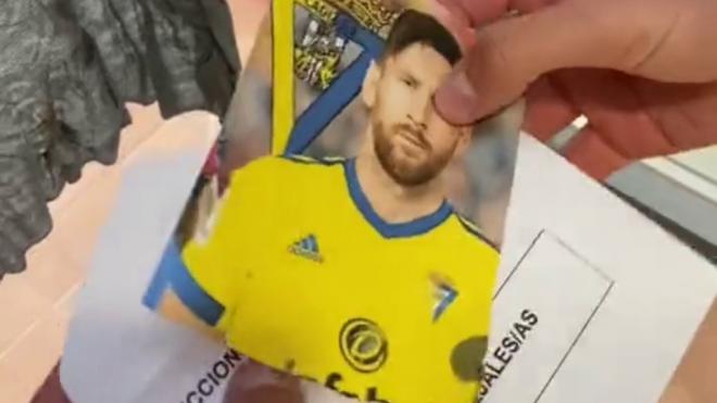 Meten la foto de Messi vestido del Cádiz en un sobre en las elecciones