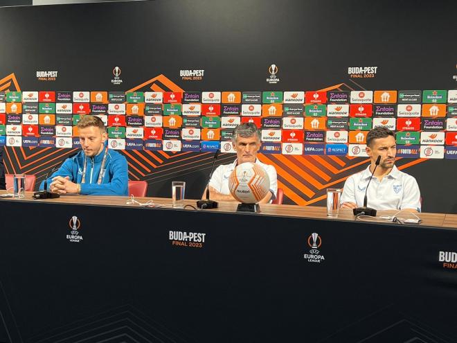 Rakitic, Mendilibar y Jesús Navas en la rueda de prensa del Puskas Arena.