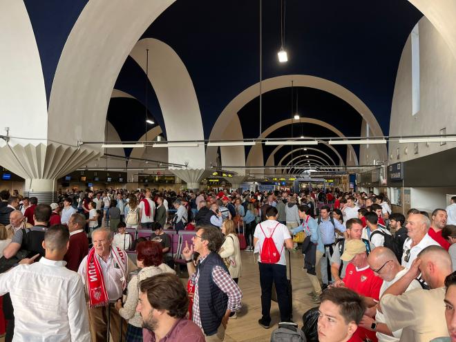 El Aeropuerto de San Pablo, lleno de aficionados del Sevilla este martes.