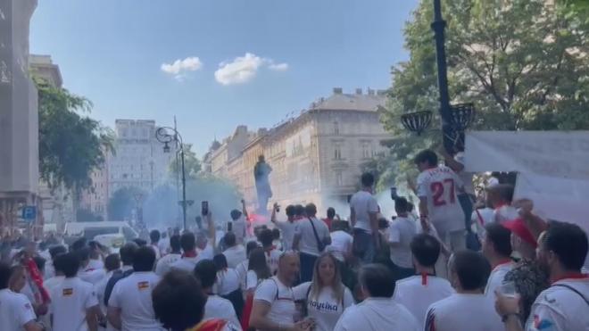 Lanzamiento de bengalas entre ultras del Sevilla y de la Roma en Budapest