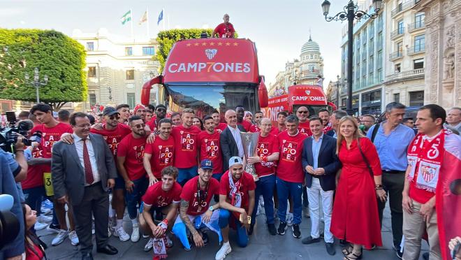 El Sevilla FC ofrece la séptima Europa League en el Ayuntamiento (Foto: Kiko Hurtado).