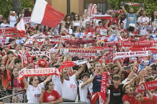 El sevillismo celebra la Europa League en la Puerta de Jerez (Foto: Kiko Hurtado).