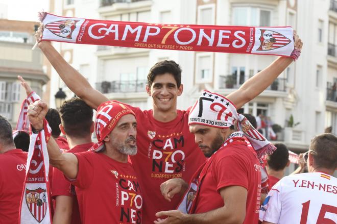 Bono celebra la Europa League en la Puerta de Jerez (Foto: Kiko Hurtado).