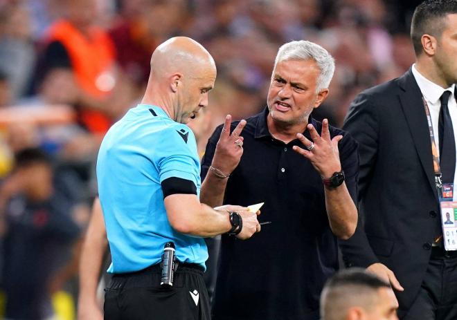 José Mourinho protesta al árbitro durante la final (Foto: Cordon Press).