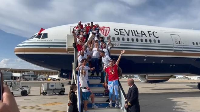 Imagen de la llegada del Sevilla al aeropuerto.
