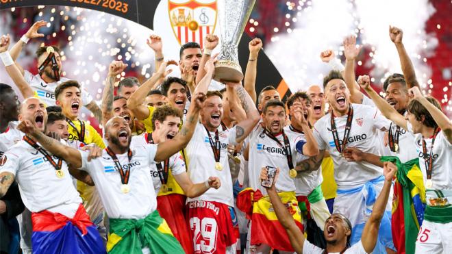 Los jugadores del Sevilla FC levantando su séptima Europa League.