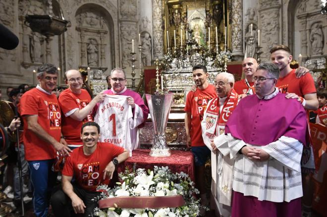 El Sevilla ofrece la Europa League a la Virgen de los Reyes (Foto: Kiko Hurtado).
