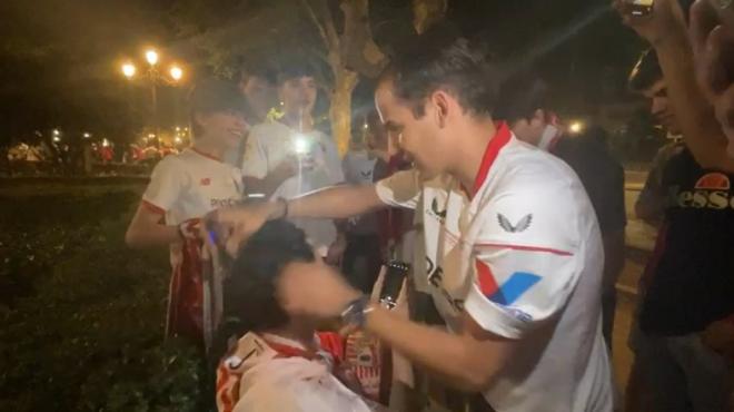 Un hincha del Sevilla rapa a su amigo por ganar la Europa League.