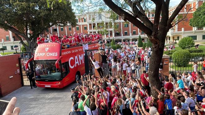 El autobús del Sevilla, en las Hermanitas de los Pobres (Foto: Kiko Hurtado).