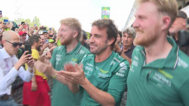El baño de masas de Fernando Alonso y sus mecánicos. 