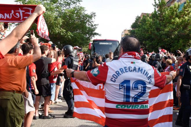 Recibimiento de la afición al autobús del Granada a su llegada al estadio (Foto: Cordon Press).