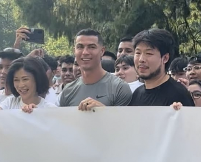 Kiat Lim junto a Cristiano Ronaldo.