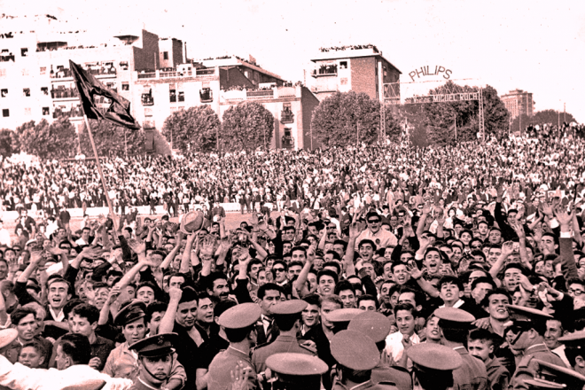 La afición granota celebra el primer ascenso en 1963. (Foto: Levante UD)
