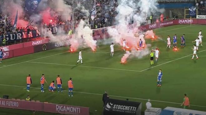 La locura del descenso en Brescia: coches en llamas, ultras contra jugadores, invasión y guerra en