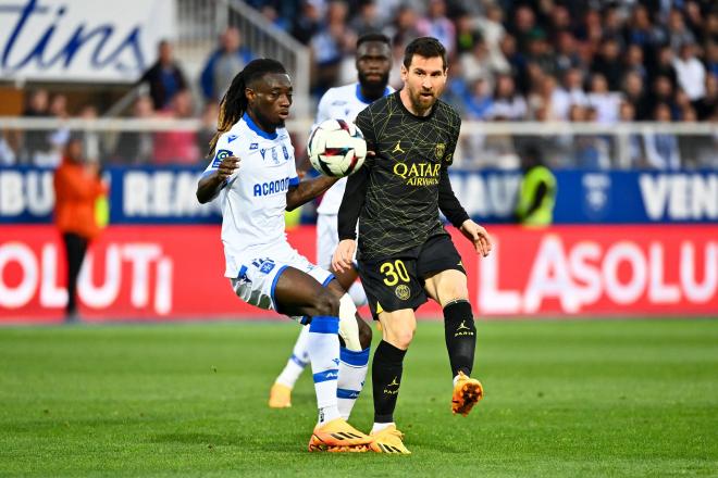 Leo Messi jugando con el PSG ante el Auxerre. Fuente: Cordon Press