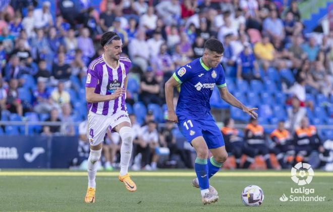 Carles Aleñá mantiene el balón ante Kike Pérez en el Getafe-Valladolid. Fuente: LaLiga