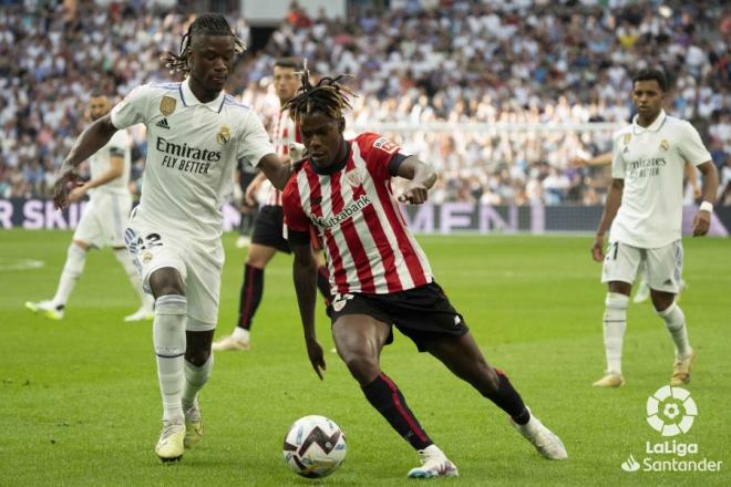 Nico Williams encara a Camavinga en el último Real Madrid-Athletic Club (Foto: LaLiga).