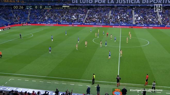 Espanyol-Almería con los jugadores pericos parados.
