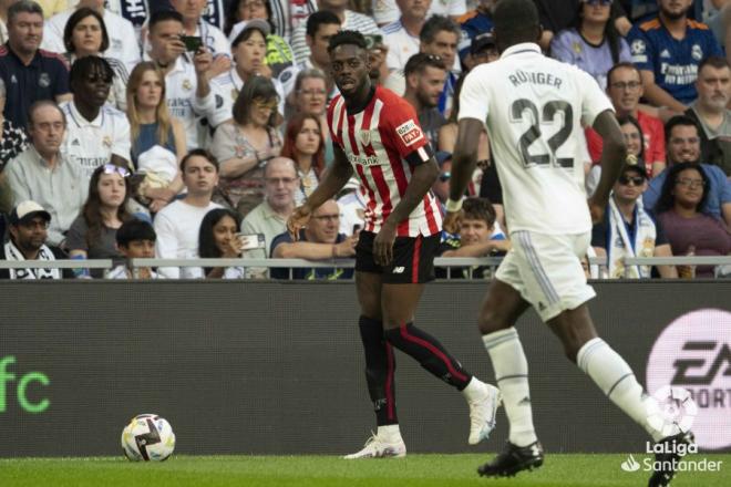 Iñaki Williams la lleva en el Real Madrid-Athletic Club de este domingo en el Bernabéu (Foto: LaLiga).
