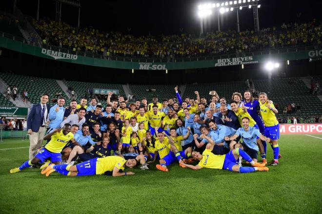 La fiesta tras lograr la salvación en el Martínez Valero (Foto: Cádiz CF).