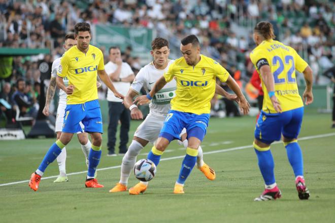 Gonzalo Escalante y Rubén Sobrino recuperan un balón en el Elche - Cádiz (Foto: CordonPress).