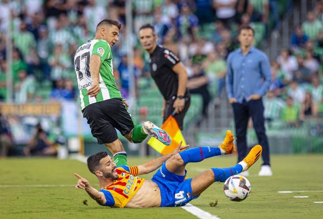 José Gayà tuvo que defender a Joaquín en su último partido (Foto: Valencia CF).