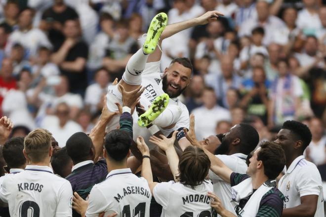 Karim Benzema, manteado por los jugadores del Real Madrid (Foto: LaLiga).