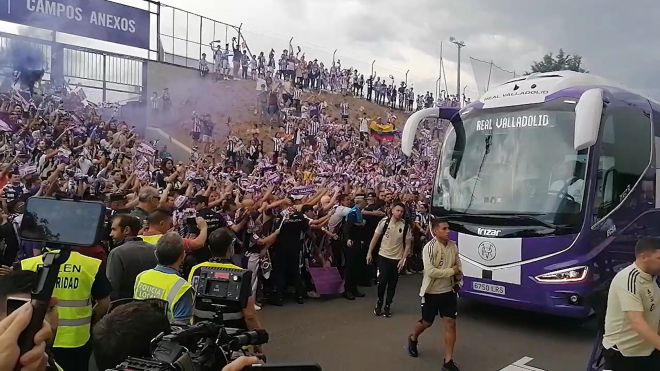 La llegada del autobús del Real Valladolid.