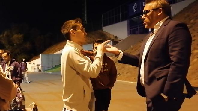 Aficionados discuten con directivos tras el descenso del Real Valladolid.