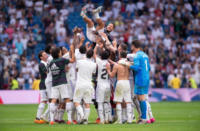 Eden Hazard, manteado en su despedida del Real Madrid (Foto: Cordon Press).