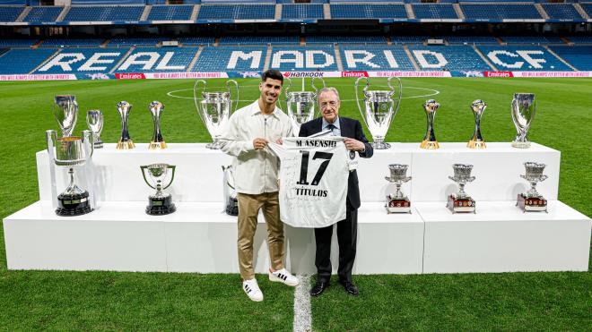 Marco Asensio posando con Florentino Pérez y los trofeos (Foto: Real Madrid)
