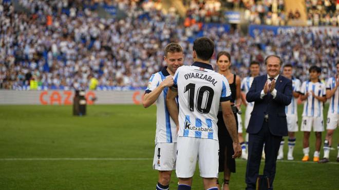 Illarramendi entrega a Mikel Oyarzabal el brazalete de capitán (Foto: Real Sociedad).