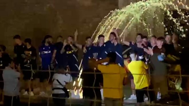 Los jugadores del Cádiz celebran la salvación en Puertas de Tierra. (Imagen: Cristo García)