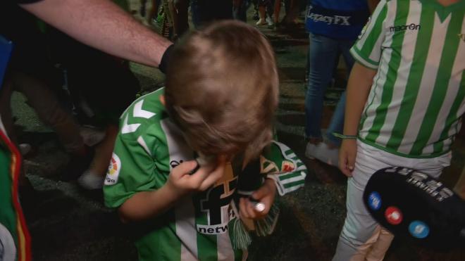 Un pequeño bético rompe a llorar tras vivir el último partido de Joaquín