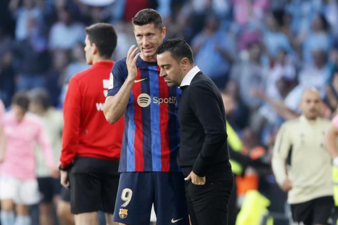 Xavi Hernández y Robert Lewandowski hablan durante el Celta-Barcelona (Foto: EFE).