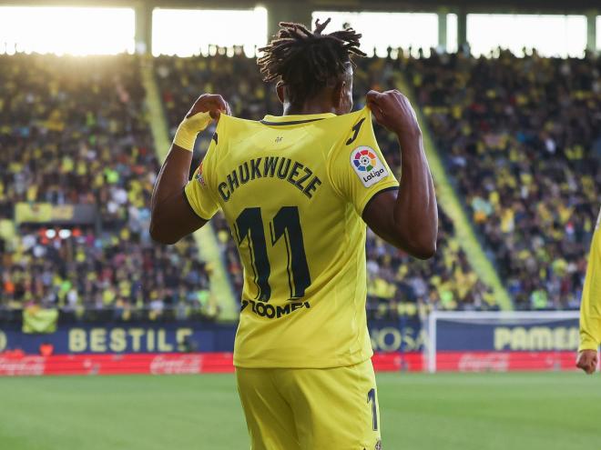 Chukwueze celebra un gol enseñando su dorsal a La Cerámica (Foto: Cordon Press).