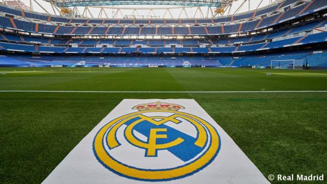 Escudo del Real Madrid sobre el césped del Santiago Bernabéu (Foto: @realmadrid).