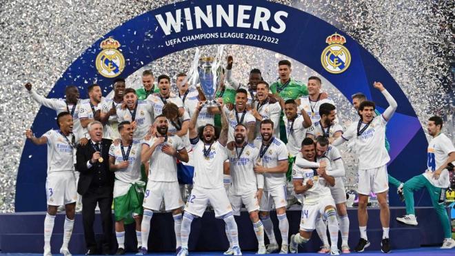 Marcelo levantando la decimocuarta Champions del Madrid