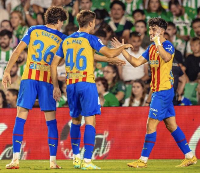 Javi Guerra, Alberto Marí y Diego López en el último partido de LaLiga (Foto: Instagram Alberto Marí).