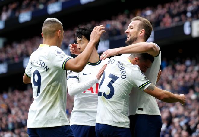 Pedro Porro felicita a Harry Kane tras un gol del Tottenham (Foto: Cordon Press9.