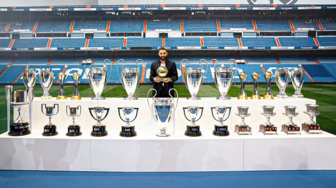 Karim Benzema posa con sus títulos en el Real Madrid (Foto: RMCF).